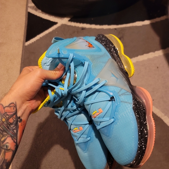 Lebron 19 Christmas SOLD - Picture 6 of 6